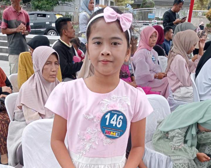 Dea Partiwi Asal Marosebo Ulu Kabupaten Batanghari, Jambi mengikuti festival Jam Gadang di Sumatera Barat