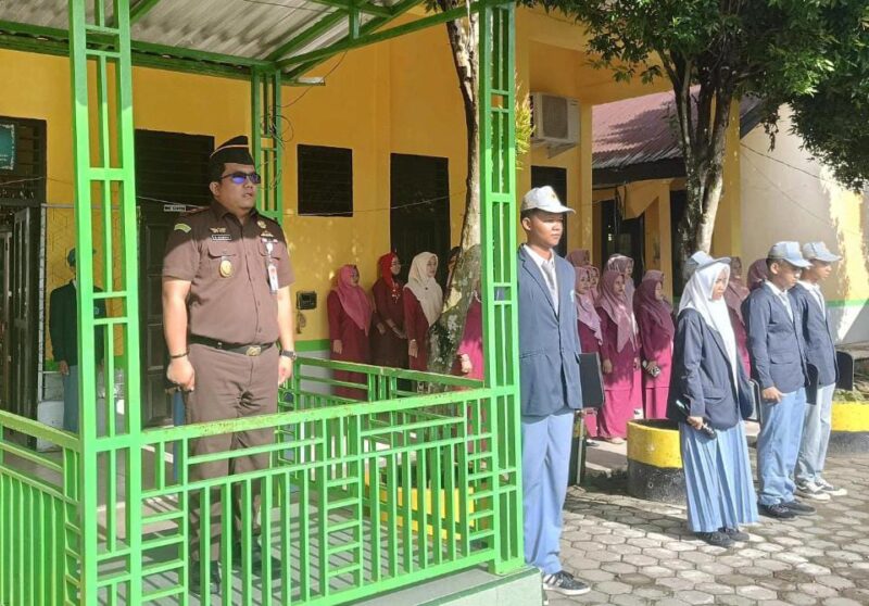 M. Lukber Liantama Pimpin Upacara Peringatan Hari Pendidikan Nasional tahun 2024 di SMAN 7 Batanghari 