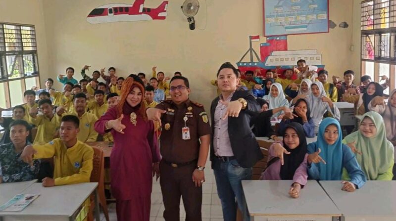 Kacabjari Muara Tembesi Berikan Penyuluhan Hukum di SMAN 7 Batanghari 