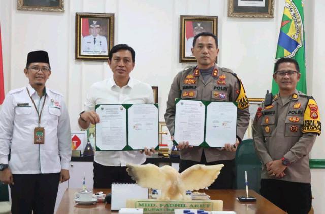 Bupati Fadhil Arief dan Kapolres Bambang Purwanto Melakukan Penandatanganan Perjanjian Hibah Daerah (Foto/Ist)