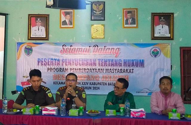 M. Lukber Liantama Kacabjari saat Memberikan Pemahaman Hukum di Desa Simpang Jelutih, Kecamatan Batin XXIV (Foto/Ist)