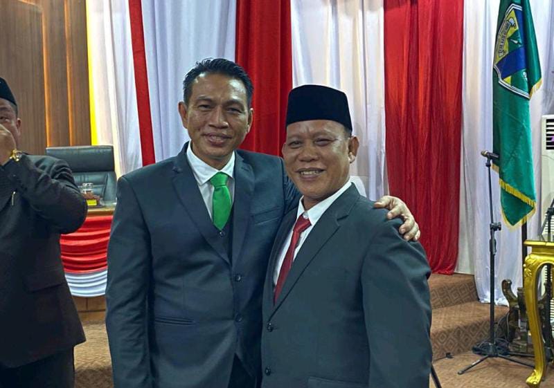 Irwanto Efendi DPRD Batanghari Poto Bersama Bupati Batanghari Mhd Fadhil Arief Usai Dilantik (Foto/Ist)